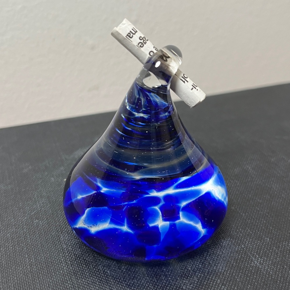 Henriette Glass‎ Studio SWAK Sealed with a Kiss True Blue Handblown Paperweight